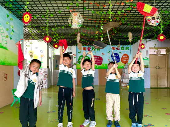 <strong>“劳动最光荣，五一齐清扫”——鄄城县红船镇中心幼儿园五一劳动节活动</strong>